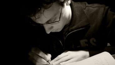 Svenska pojkar har blivit sämre på att läsa och skriva. Arkivbild.