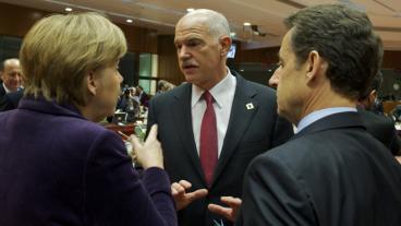 Angela Merkel och Nicolas Sarkozy vid ett tidigare möte med Giorgios Papandreou.