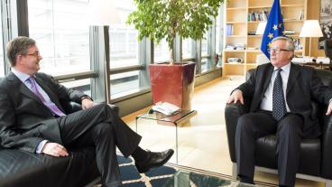 Storbritanniens näste EU-kommissionär Julian King i samtal med sin framtida chef, EU-kommissionens ordförande Jean-Claude Juncker.