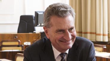 EU:s budgetkommissionär Günther Oettinger välkomnar Europeiska revisionsrättens rapport. Arkivbild.