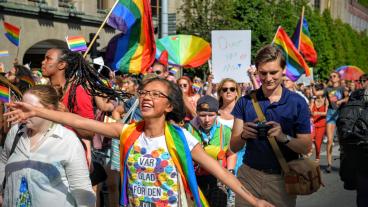 Många regnbågsfamiljer brukar delta på Stockholm Pride varje år. Arkivbild.