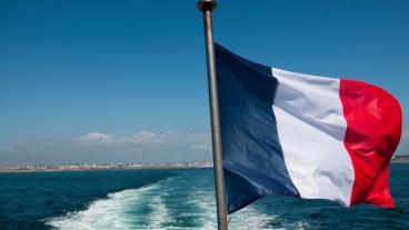 Frankrike kan få sitt kreditbetyg sänkt, vilket oroar regeringen och presidenten inför valet nästa år.