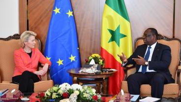 EU-kommissionens ordförande Ursula von der Leyen och Senegals presiden, tillika tillfällig ordförande i Afrikanska unionen, Macky Sall i Dakar i ett förmöte inför toppmötet. 