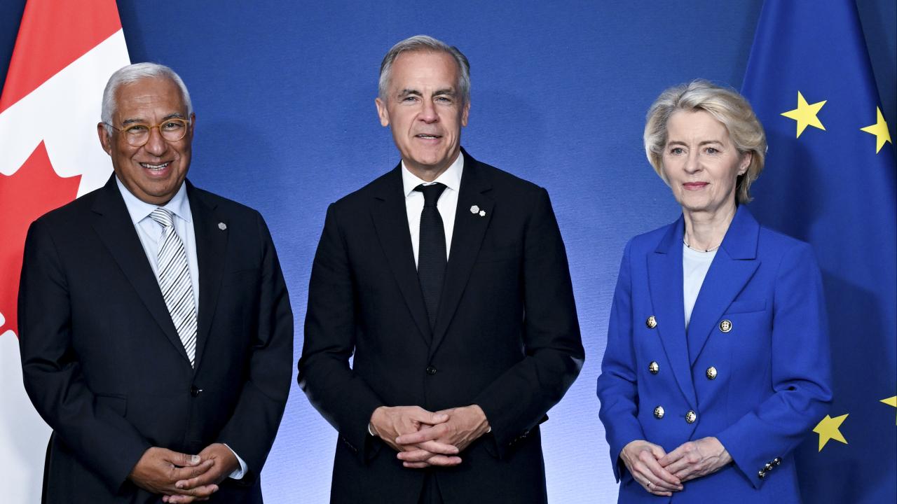 EU representeras av Europeiska rådets ordförande António Costa och EU-kommissionens ordförande Ursula von der Leyen på toppmötet. I mitten Kanadas premiärminister Mark Carney. Arkivbild.