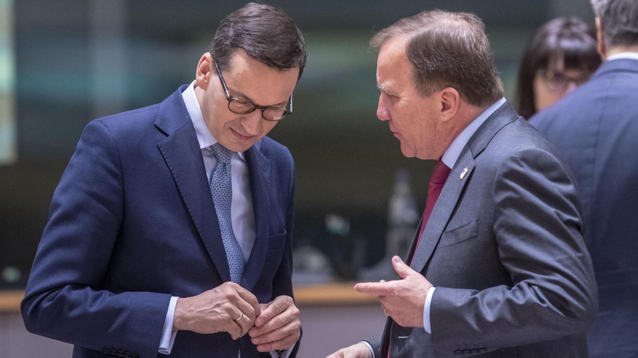 Polens premiärminister Mateusz Morawiecki i samtal med statsminister Stefan Löfven under ett tidigare EU-toppmöte. Arkivbild.