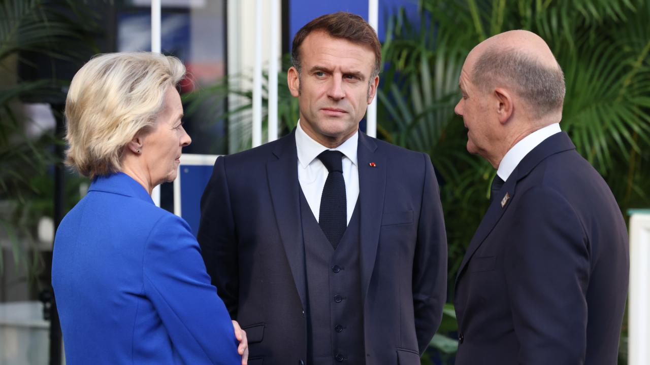 Frankrikes president har kallat till ett toppmöte i Paris på måndagen, här flankerad av EU-kommissionens ordförande Ursula von der Leyen och Tysklands förbundskansler Olaf Scholz. Arkivbild.