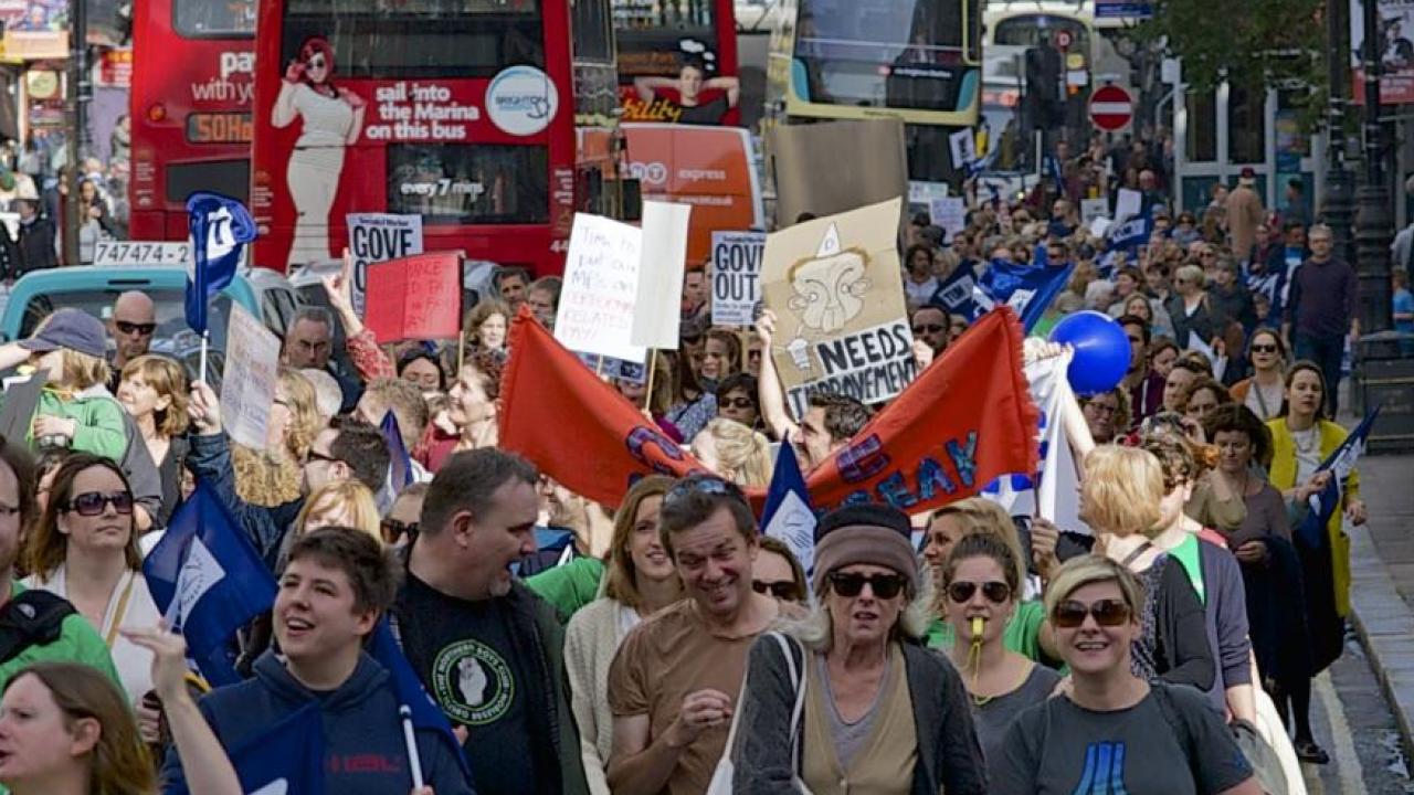 2013 gick brittiska lärare ut i strejk mot bland annat frysta löner och försämrade villkor. Arkivbild.