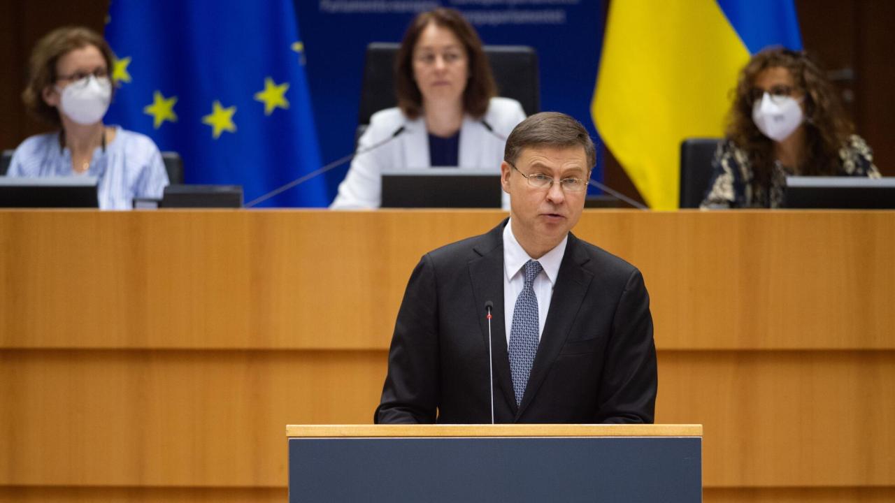 EU-kommissionär Valdis Dombrovskis under torsdagens debatt i EU-parlamentet om energipriser och beroende av rysk energi. 