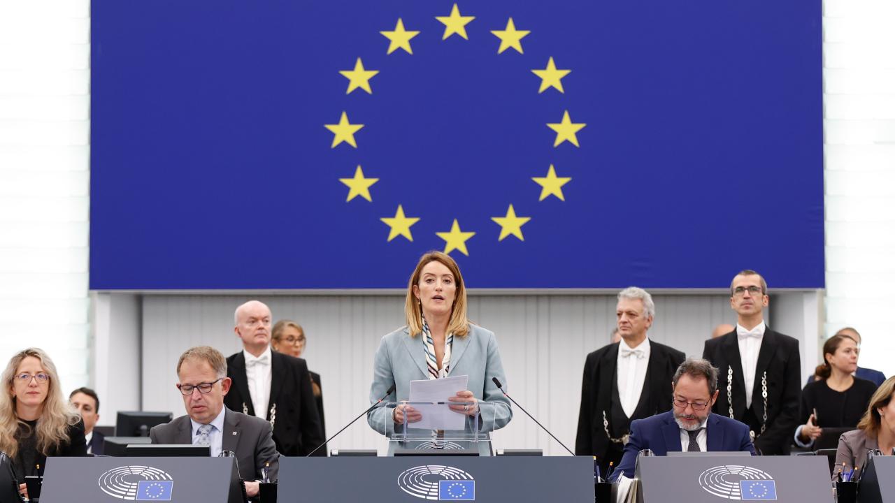 EU-parlamentets talman Roberta Metsola annonserar årets vinnare av Sacharovpriset i Strasbourg.
