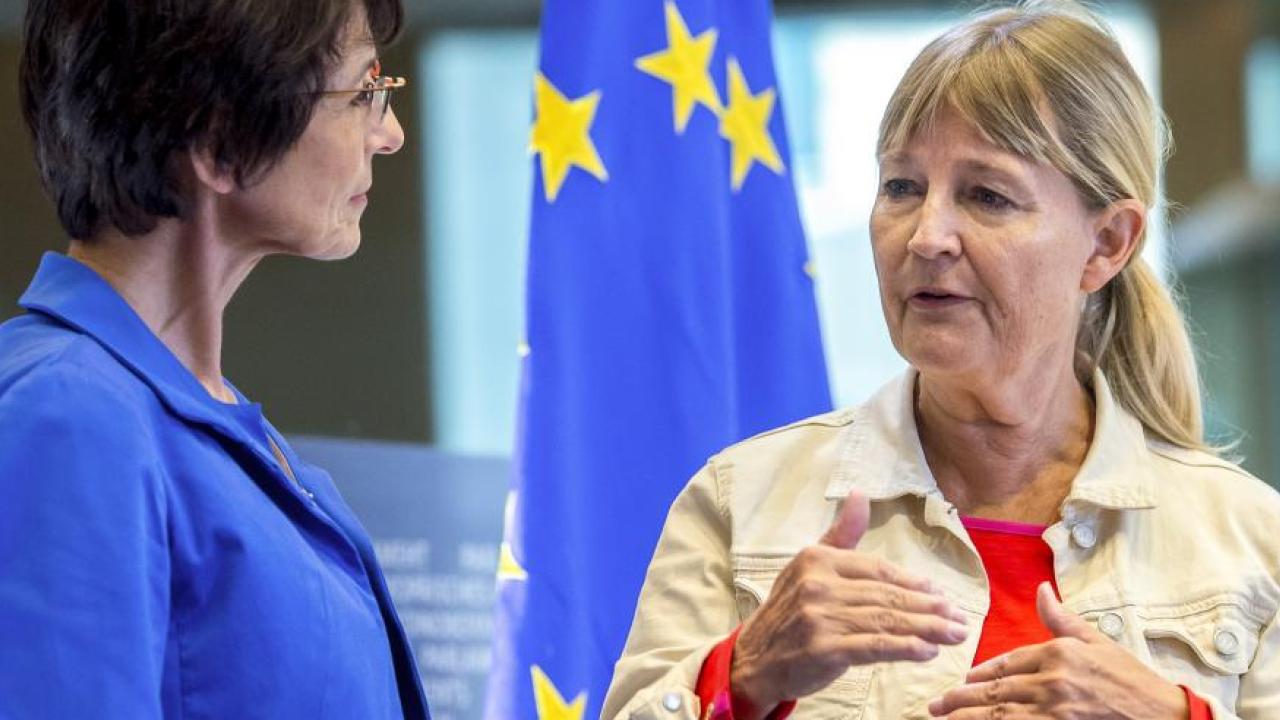 EU:s sysselsättningskommissionär Marianne Thyssen som ansvarar för paketet och EU-parlamentariker Marita Ulvskog i samtal. Arkivbild.