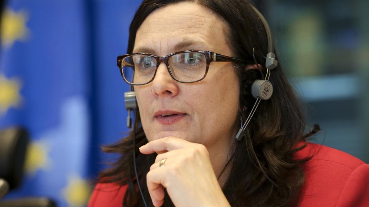 EU:s handelskommissionär Cecilia Malmström lyssnar i EU-parlamentet och ska under våren presentera ett förslag om förändring av investeringsskyddet ISDS.