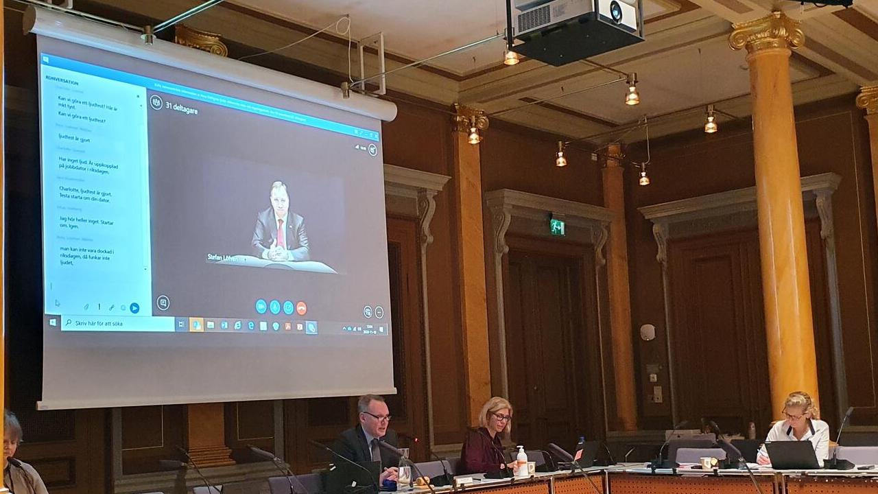 EU-nämndens möte 19 november 2020. På bilden syns EU-nämndens ordförande Pyry Niemi (S) och riksdagsanställda samt statsminister Stefan Löfven på skärm.
