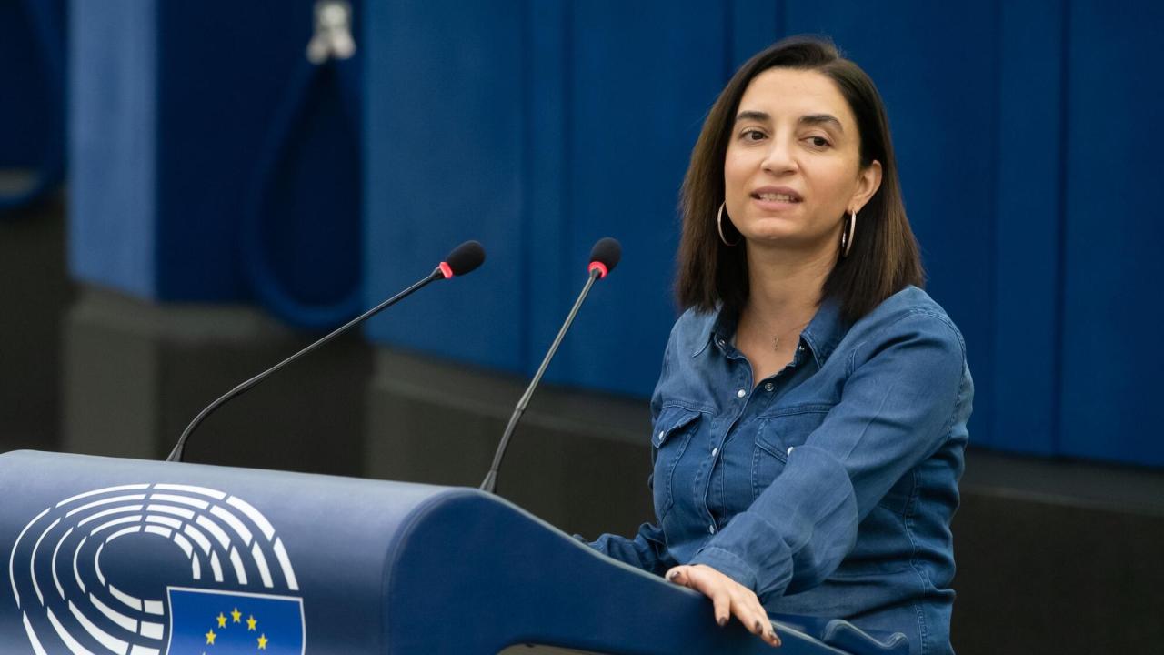 Europaparlamentariker Evin Incir (S) på debatt under måndagen om att kriminalisera könsrelaterat nätvåld på EU-nivå. 