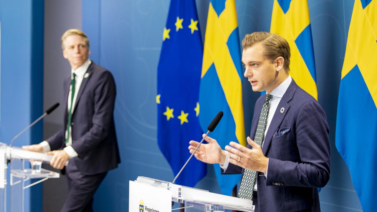 Miljö- och klimatminister Per Bolund och biståndsminister Per Olsson Fridh på pressträff tisdag den tolfte oktober 2021.