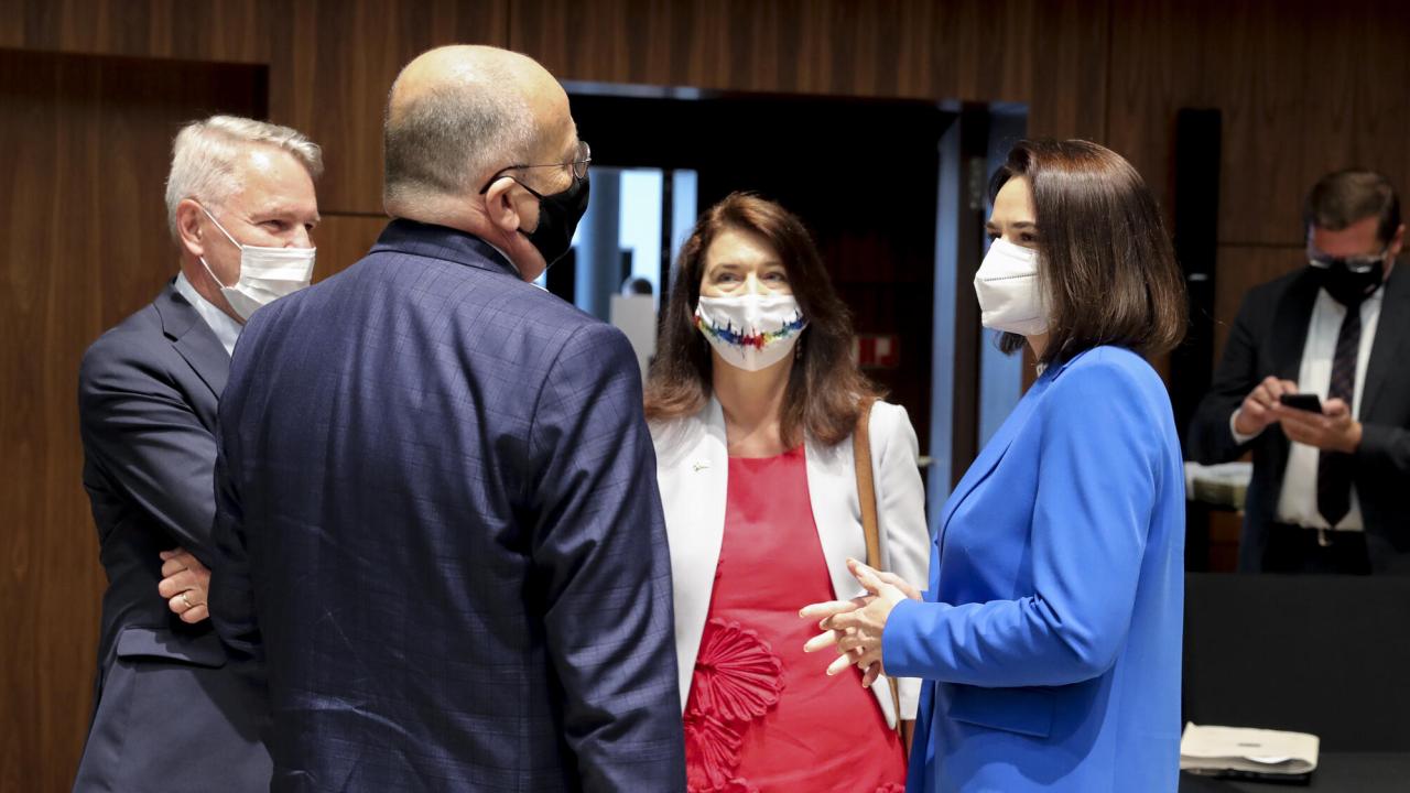 Utrikesminister Ann Linde (trea från vänster) i samtal med den belarusiska oppositionsledare Svetlana Tichanovskaja tillsammans med kollegor från Polen och Finland. Arkivbild.