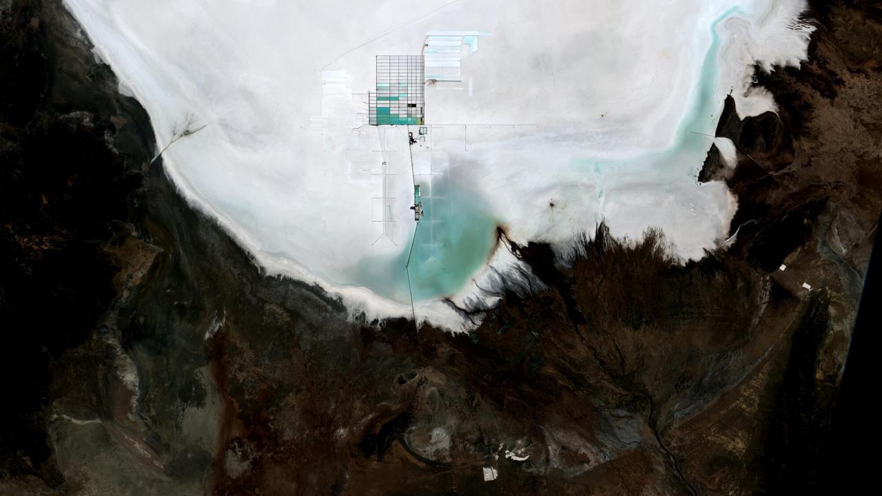 EU-kommissionen räknar med att EU kommer behöva nästan 60 gånger mer litium år 2050 jämfört med i dag.  Bilden visar en litiumgruva i Bolivia ovanifrån.