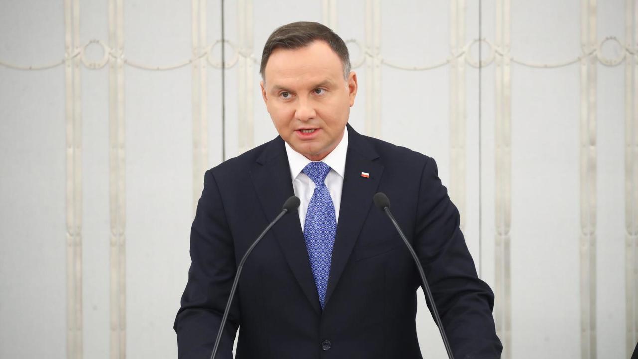 Polens regim driver två kontroversiella lagförslag som tidigare mötts av protester i landet, men under coronatider är demonstrationer förbjudna. 