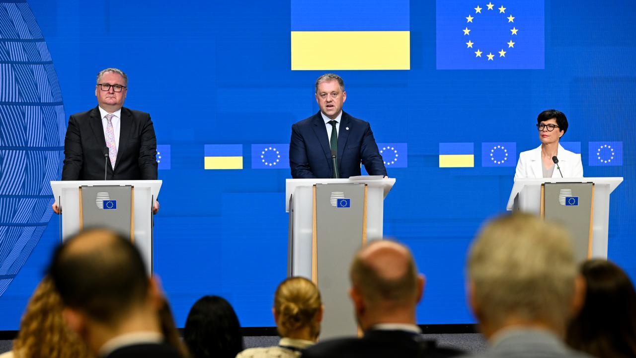 Ukrainas biträdande premiärminister Taras Katjka, Irlands EU-minister Thomas Byrne och EU:s utvidgningskommissionär Marta Kos. 