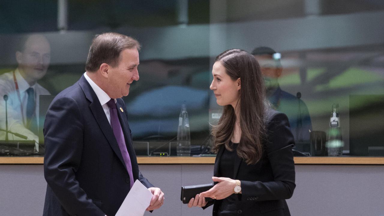 Statsminister Stefan Löfven (S) i samtal med Finlands socialdemokratiska statsminister Sanna Marin vid ett tidigare EU-toppmöte. Arkivbild.