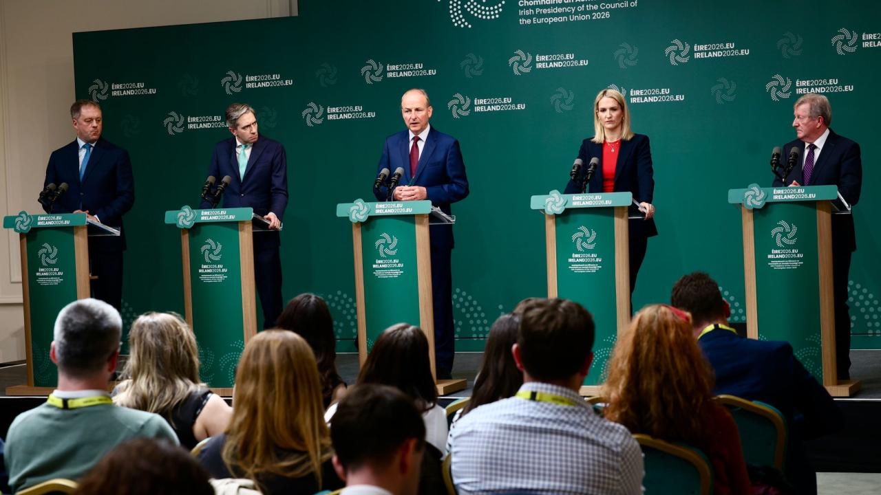 Från vänster: Thomas Byrne (statssekreterare för EU-frågor), Simon Harris (finansminister), Micheál Martin (premiärminister), Helen McEntee (utrikes- och handelsminister) och Seán Canney (statssekreterare för transportfrågor).