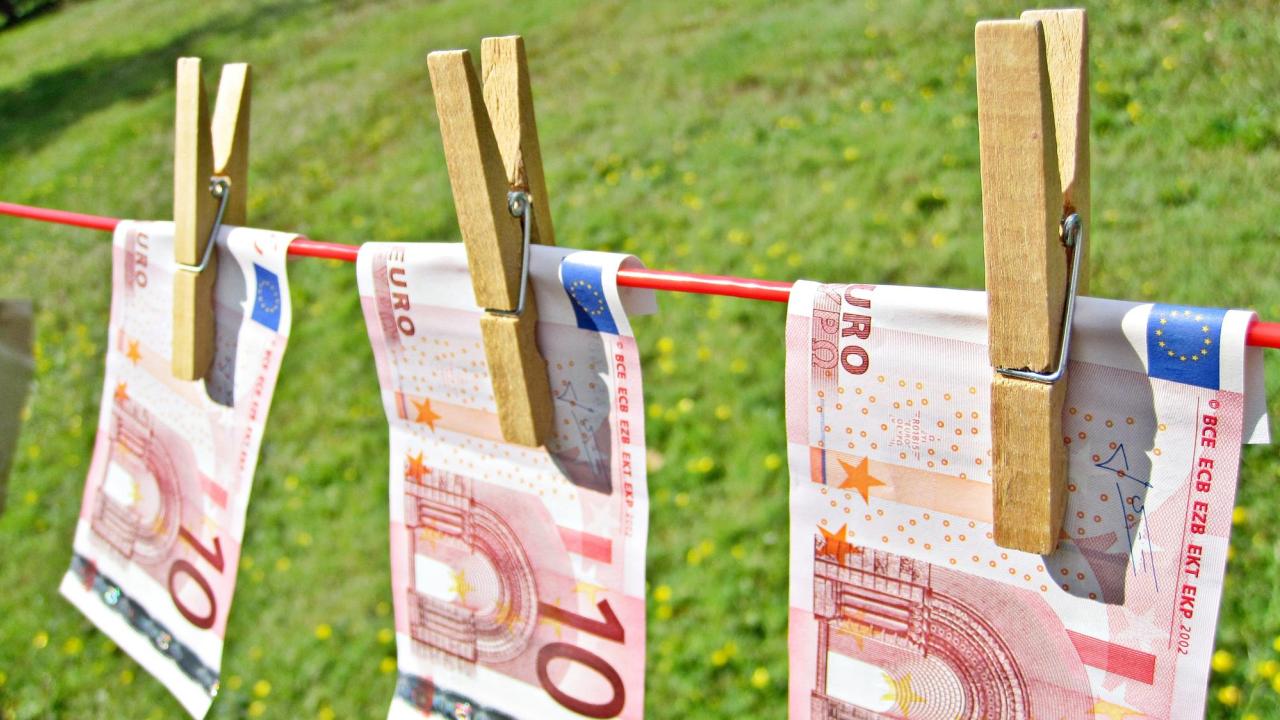 EU-kommissionen får bakläxa när det gäller misstänkta penningtvättländer.