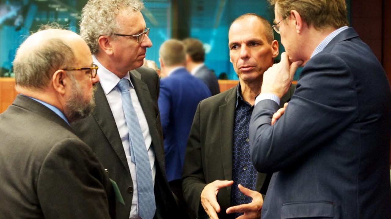 Den grekiske finansministern Yanis Varoufakis i samtal med kollegor i eurogruppen. Arkivbild.