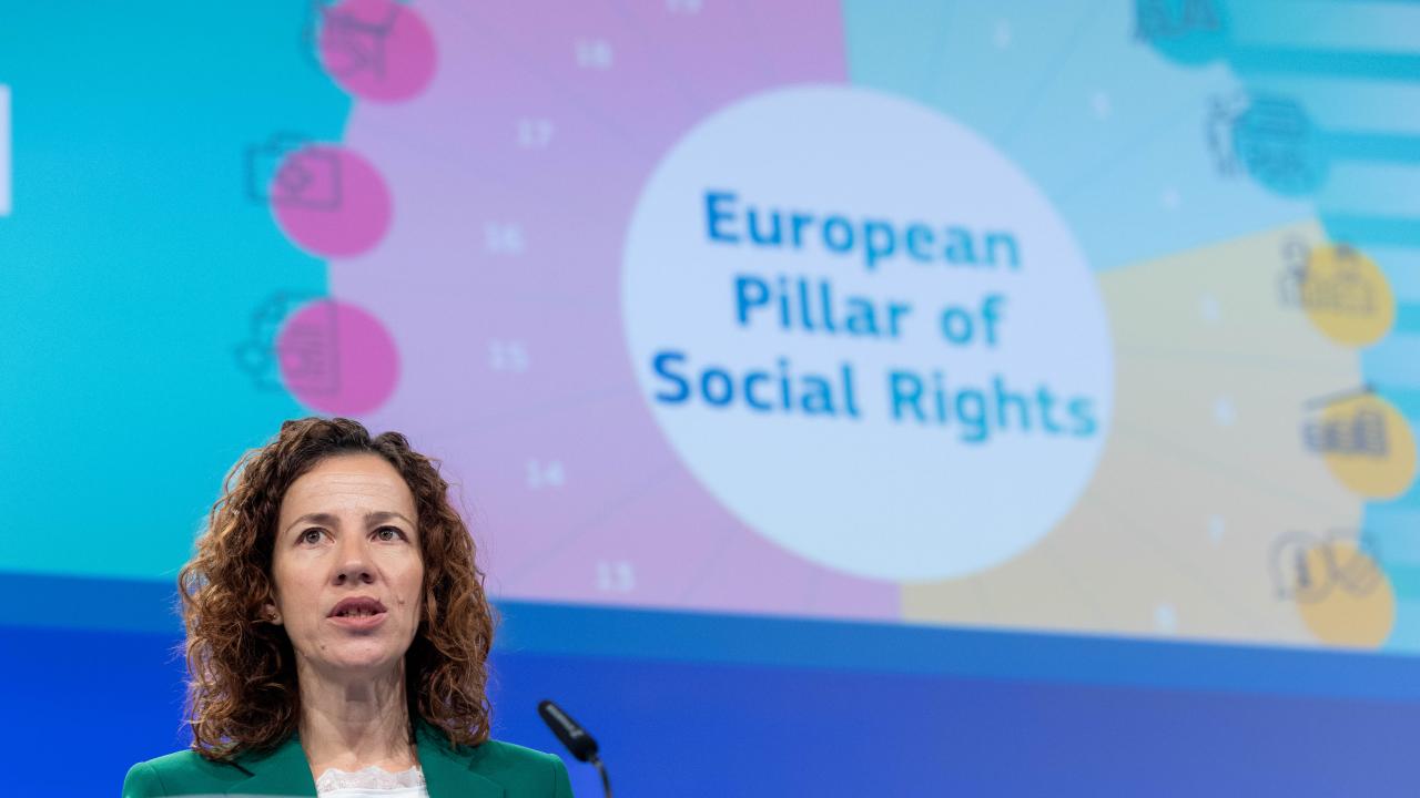 EU:s kommissionär med ansvar för sociala rättigheter och jobb, Roxana Mînzatu. 