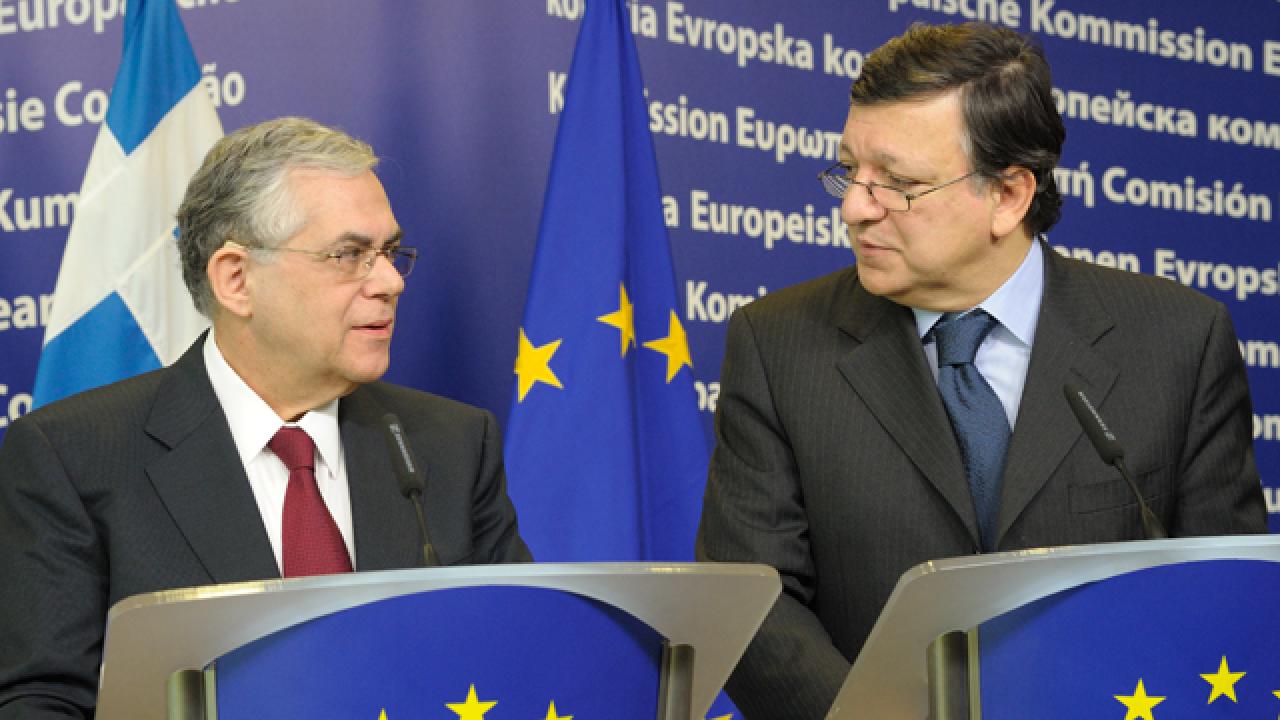 Lucas Papademos tillsammans med José Manuel Barroso under måndagens presskonferens i Bryssel.