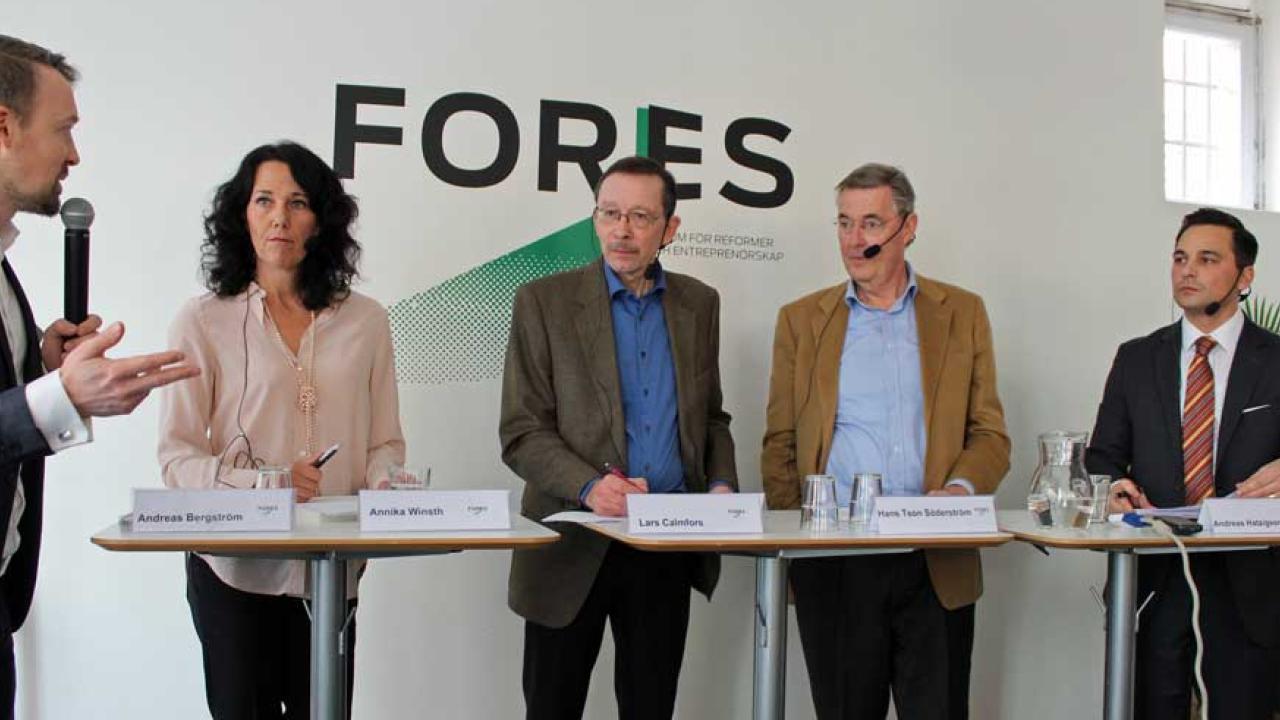 Från vänster:  Andreas Bergström, Annika Winsth, Lars Calmfors, Hans Tson Söderström och Andreas Hatzigeorgiou.