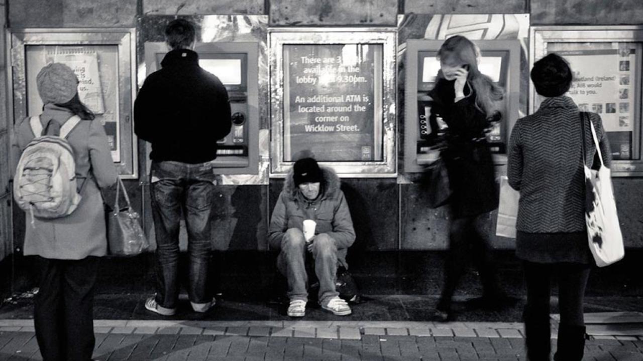 En utslagen man på Irland, ett av fyra euroländer som tvingats ta krislån. Arkivbild.