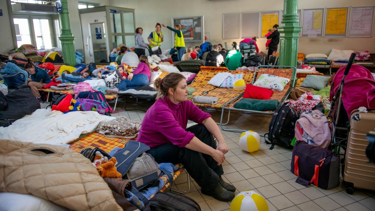 Ukrainska flyktingar på ett mottagningscenter vid tågstationen i Przemyśl i Polen. 