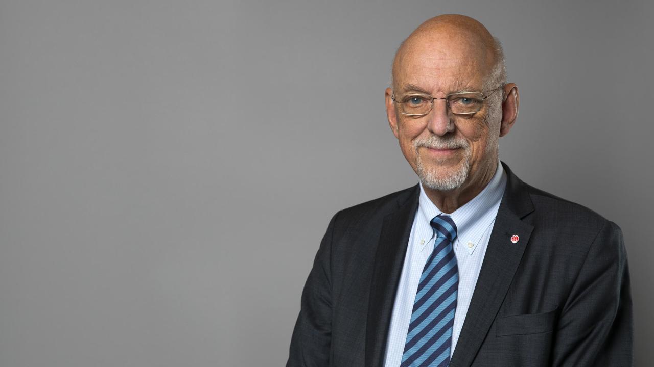 Sveriges EU-minister Hans Dahlgren är  nöjd med att de svenska Socialdemokraterna behåller sina fem mandat.