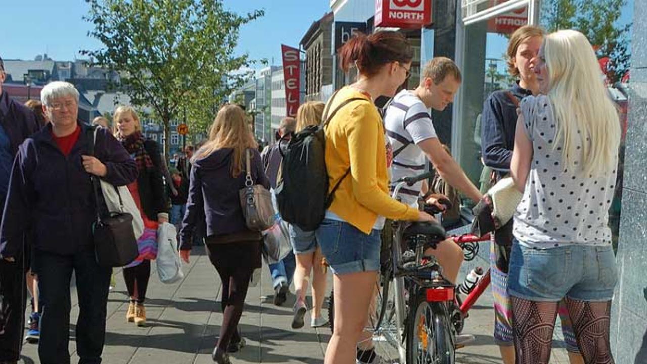 Med en särskild certifiering av företag på Island vill arbetsmarknadens parter komma till rätta med oförklarliga löneskillnader mellan män och kvinnor. (Gatubild från Reykjavik).