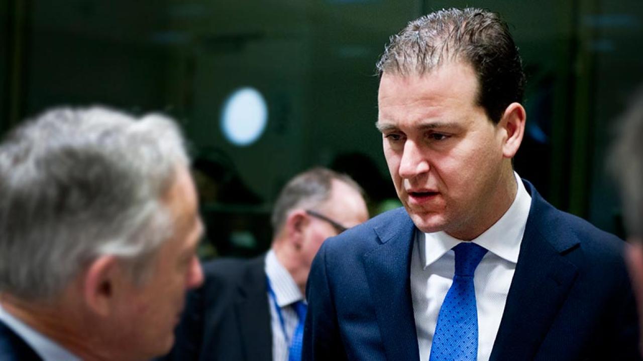 Den nederländske socialministern Lodewijk Asscher i samtal med kollegor. Arkivbild