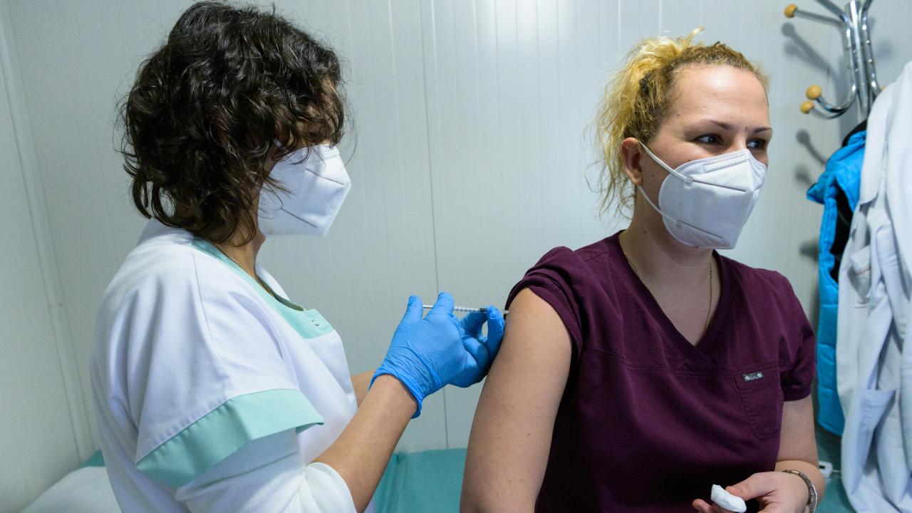 EU-kommissionen har som mål att minst 70 procent av befolkningen ska ha vaccinerats mot covid-19 till sommaren.