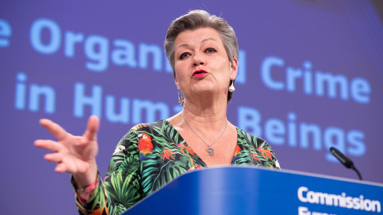 – Den organiserade brottsligheten är som multinationella företag, oerhört sofistikerade, starka och rika, sade EU-kommissionär Ylva Johansson när hon presenterade EU-kommissionens nya strategi mot grov brottslighet.