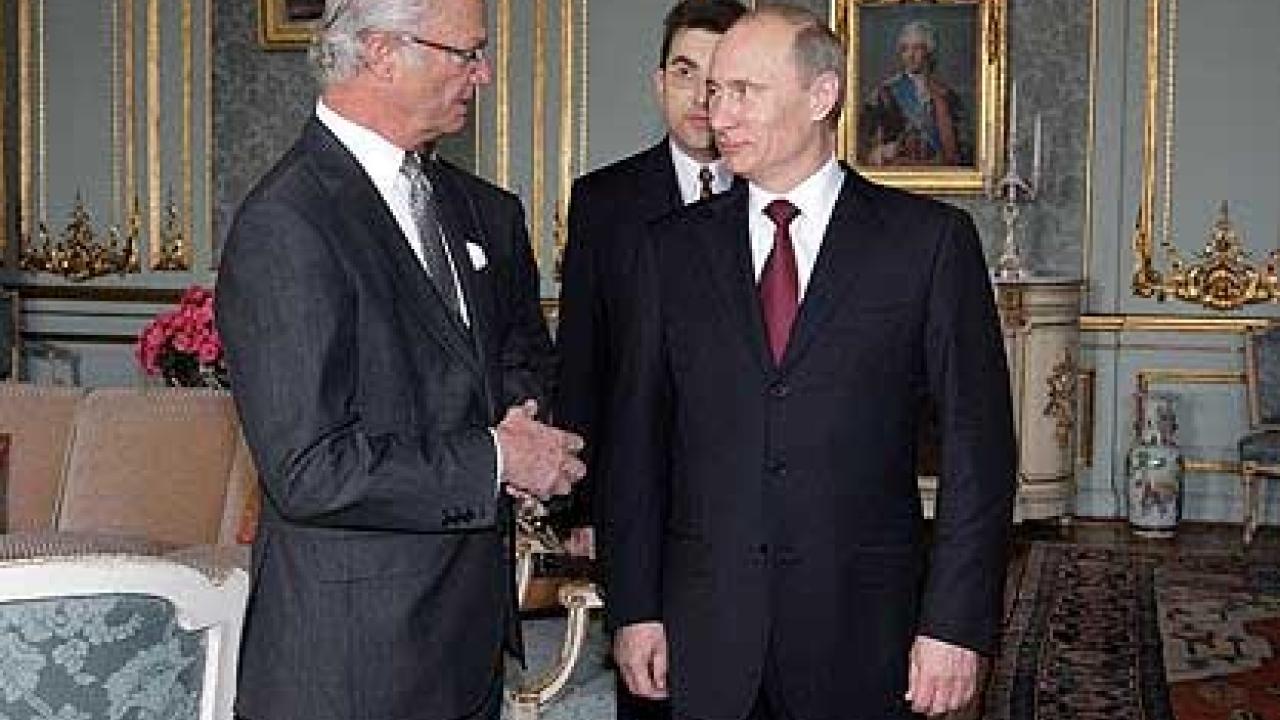 Kung Carl XVI tar emot Rysslands premiärminister Vladimir Putin. Kung Carl XVI tar emot Rysslands premiärminister Vladimir Putin.