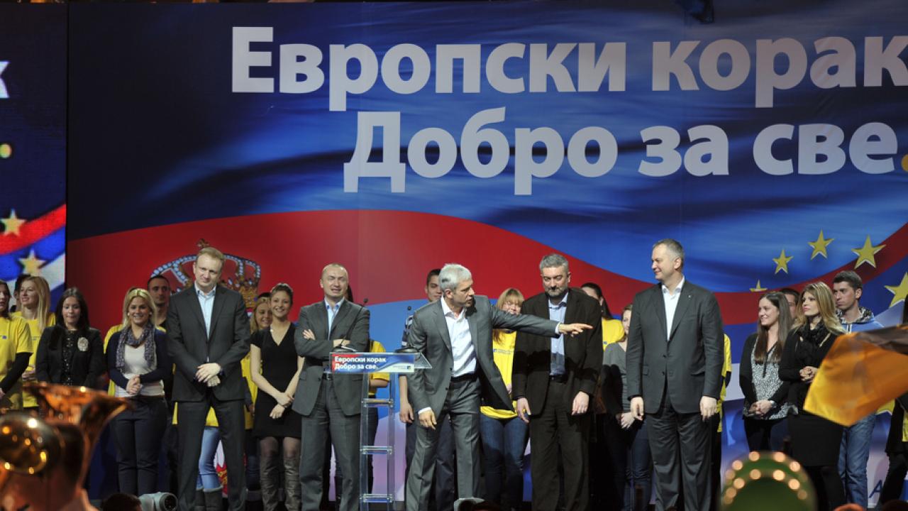 Den EU-vänlige serbiske politikern Boris Tadić håller tal. På valaffischen står det "Ett europeiskt kliv. Bra för alla." 