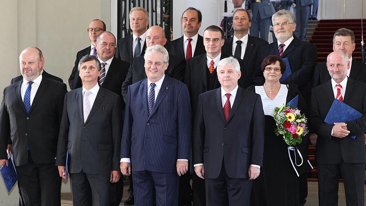 Den nya tjeckiska regeringen. I blå kostym president Miloš Zeman, till höger om honom premiärminister Jiří Rusnok.