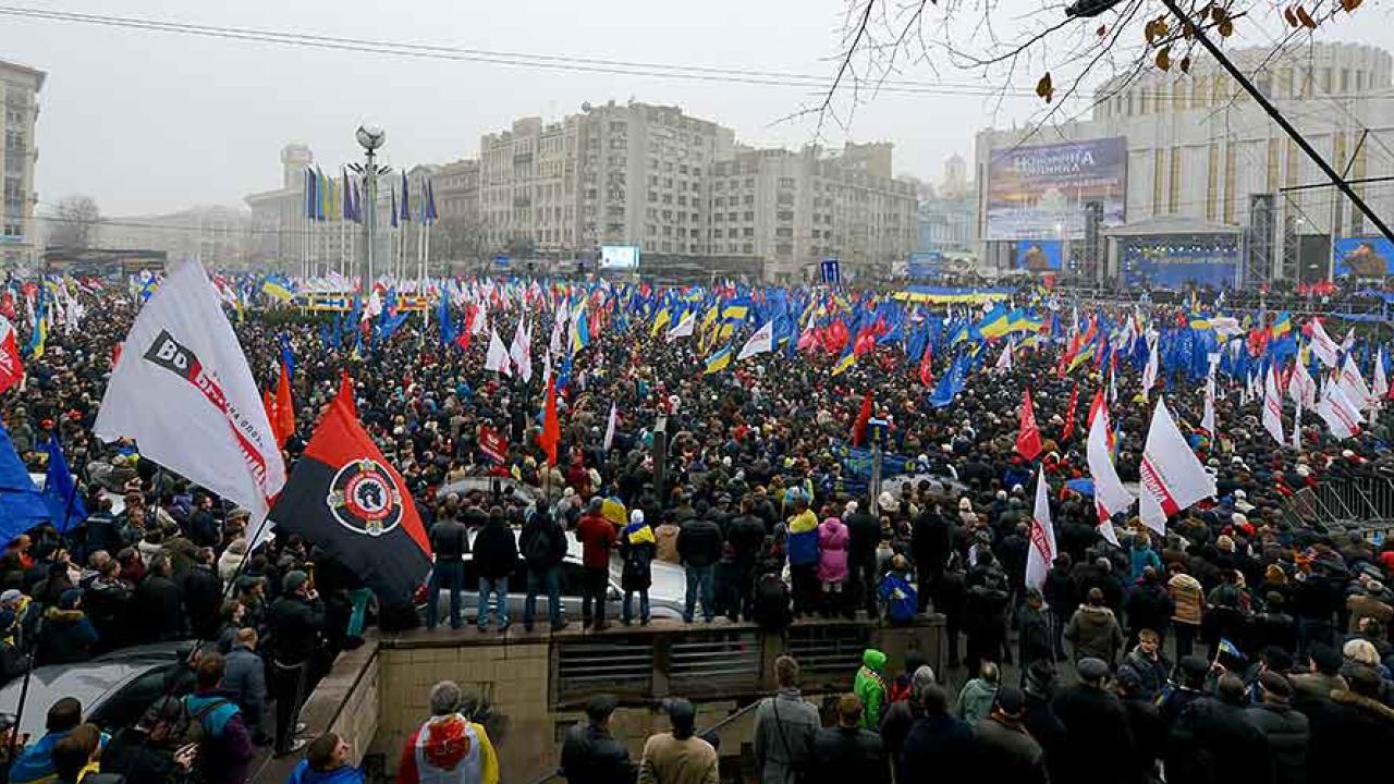 Uppemot 100 000 ukrainare demonstrerade på söndagen mot regeringens beslut att inte underteckna ett långtgående EU-avtal. Runt 10 000 ska enligt uppgift har demonstrerat för beslutet.