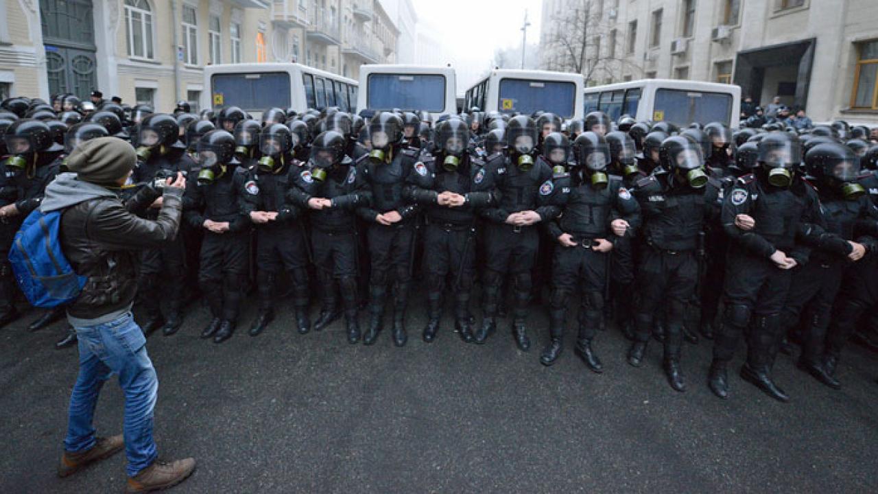 Demonstranter och polis drabbade samman i Kiev. Arkivbild