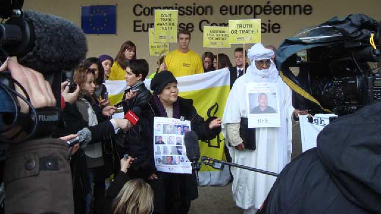 Protest utanför EU-kommissionen mot diktatorn Karimovs Brysselbesök.