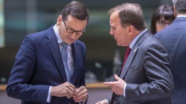 Polens premiärminister Mateusz Morawiecki i samtal med statsminister Stefan Löfven under ett tidigare EU-toppmöte. Arkivbild.