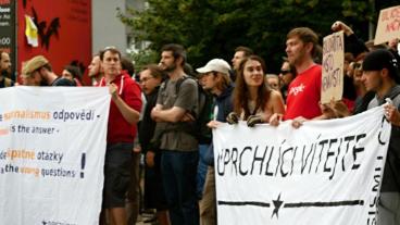 Demonstration mot nynazister och för flyktingar i tjeckiska Brno tidigare i år. Arkivbild.