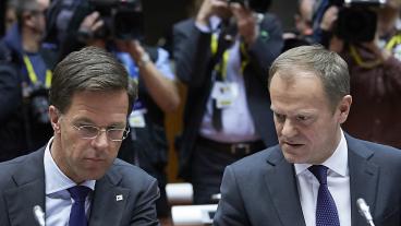 Nederländernas premiärminister Mark Rutte samtalar med Europeiska rådets ordförande Donald Tusk. Arkivbild.