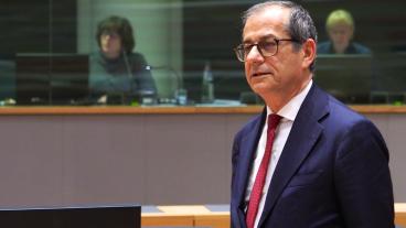 Italiens finansminister Giovanni Tria fick ensam försvara den italienska budgeten under eurogruppens möte i måndags.