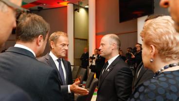 Europeiska rådets ordförande Donald Tusk beslutade att skjuta upp förhandlingarna en dag. 