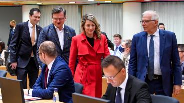 På bilden från måndagens utrikesministermöte syns Ukrainas Dmytro Kuleba (i rutig kavaj), Kanadas Mélanie Joly (i röd rock) och utrikesrepresentant Josep Borrell (längst fram).