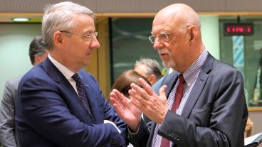 Rumäniens EU-minister diplomaten George Ciamba i samspråk med Sveriges EU-minister Hans Dahlgren (S) på ett möte med allmänna rådet i Bryssel. Arkivbild. 