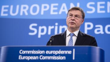 EU-kommissionär Valdis Dombrovskis ökar pressen på sju EU-länder att ordna upp sina statsfinanser.